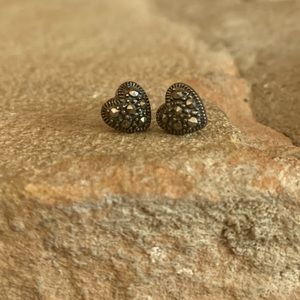 BOUTIQUE black stone heart earrings